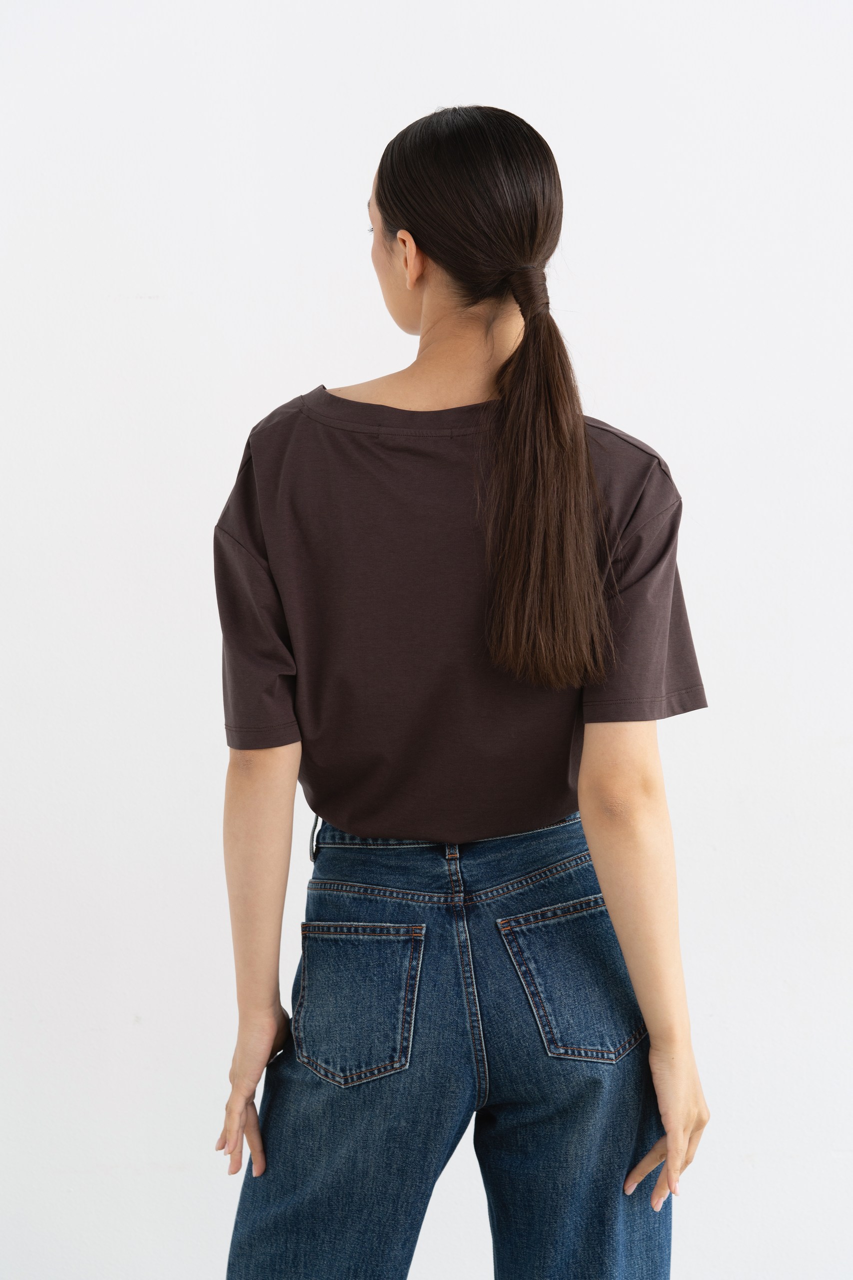 Футболка коричневая сзади