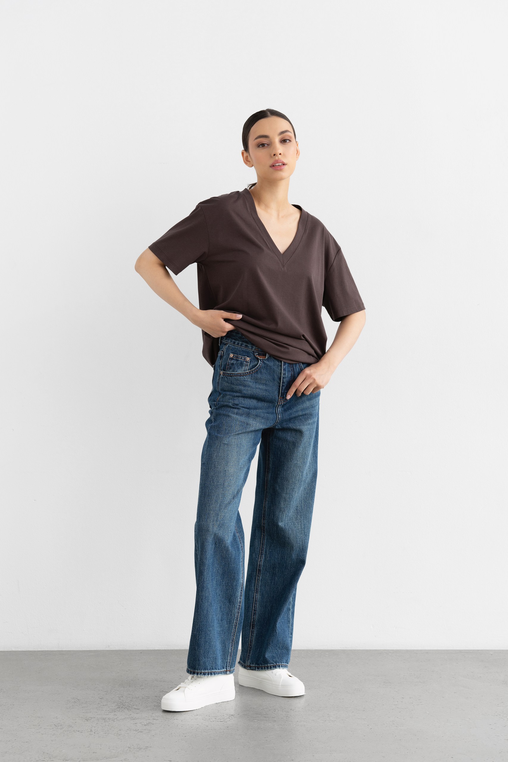 Футболка коричневая спереди полный рост